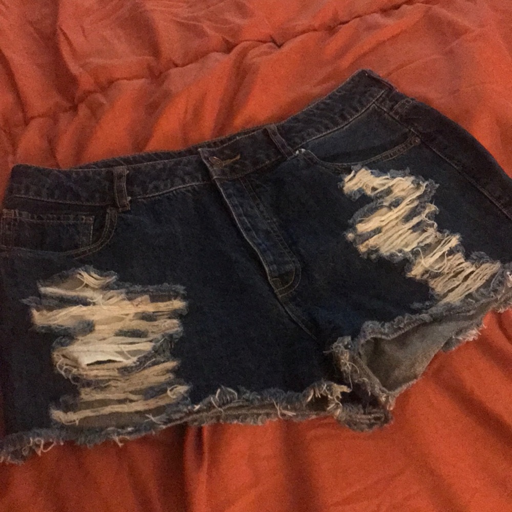 Super cute frayed booty shorts